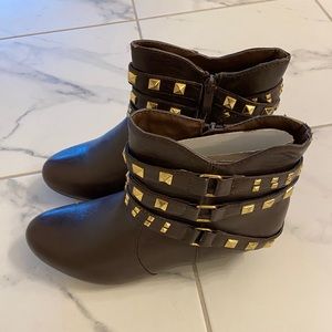 Brown ankle boots. Size 10.